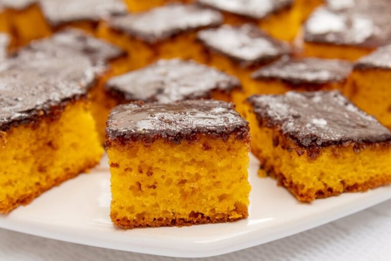 Bolo de cenoura com cobertura de chocolate “casquinha”
